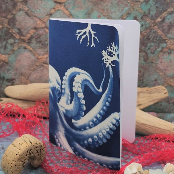 Couverture en cyanotype bleu avec poulpe graphique