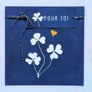 Carte cyanotype à l’oxalis avec cœur doré et enveloppe, format 15x15 cm.