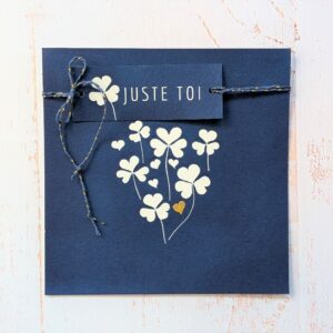 Carte cyanotype à l’oxalis avec petit mot amovible “Pour toi” et cœur doré, format 15x15 cm.
